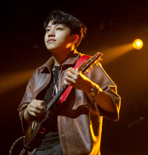 Feng E on stage